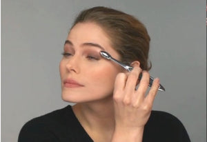 this is an image of a model using the Elite Oval 4 brush to apply and blend eyeshadow to her eyelid.
