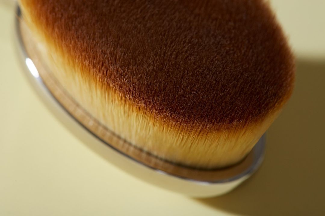 this image is a close up of the fibre bundle of an Oval 7 Elite Collection brush so that you can see the many fibres that make up the whole fibre bundle.